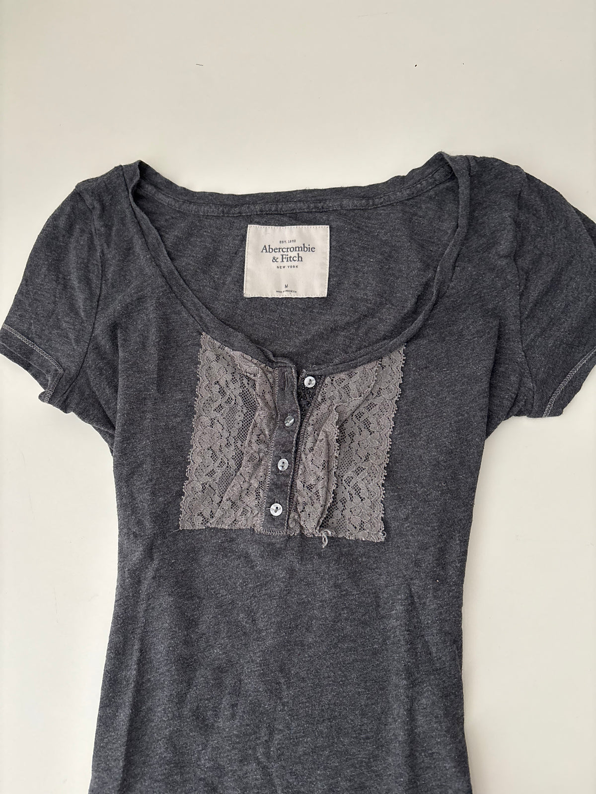 Vintage Abercrombie & Fitch Dark Grey Lace Henley T-Shirt – Size M