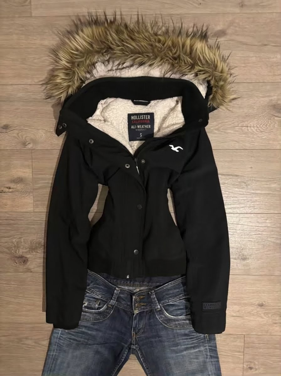 Vintage Hollister Black Faux Fur Hood Jacket (Seagull Logo) – Size S