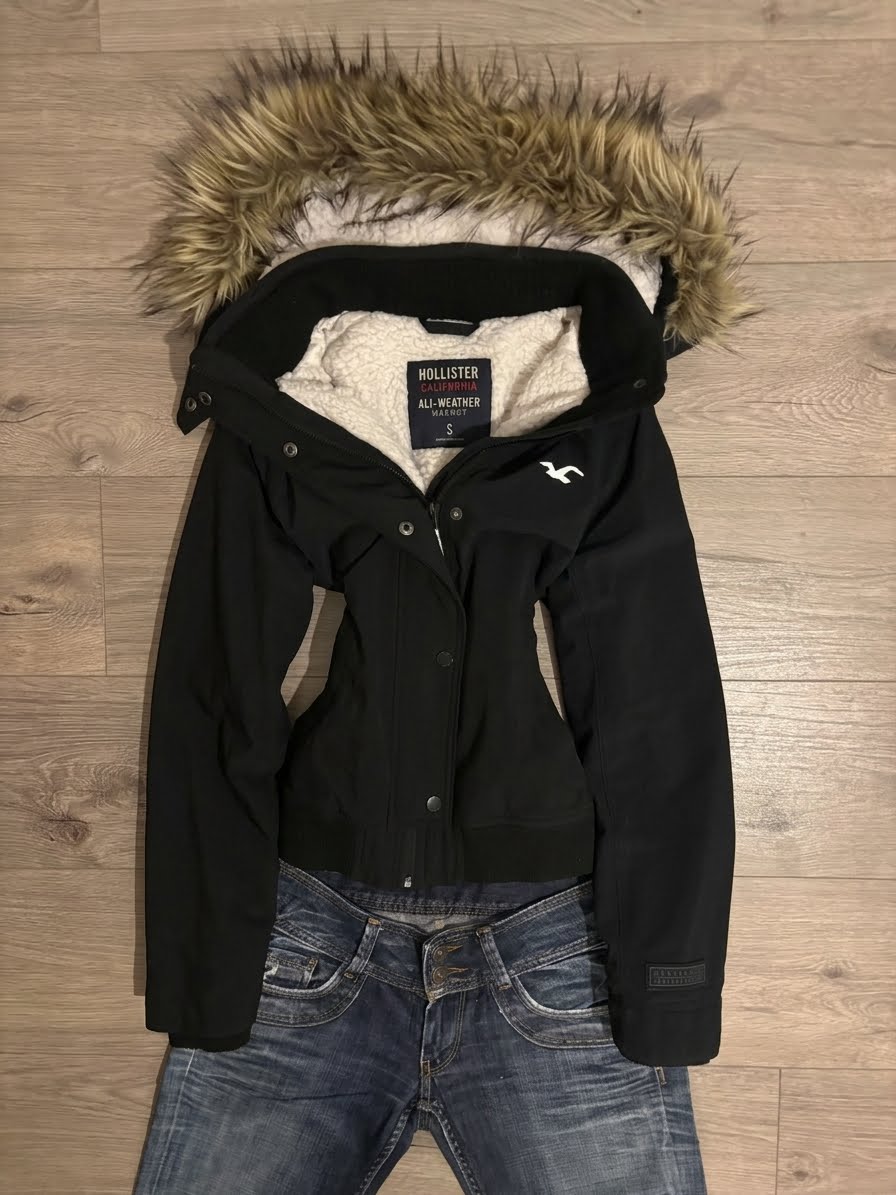 Vintage Hollister Black Faux Fur Hood Jacket (Seagull Logo) – Size S