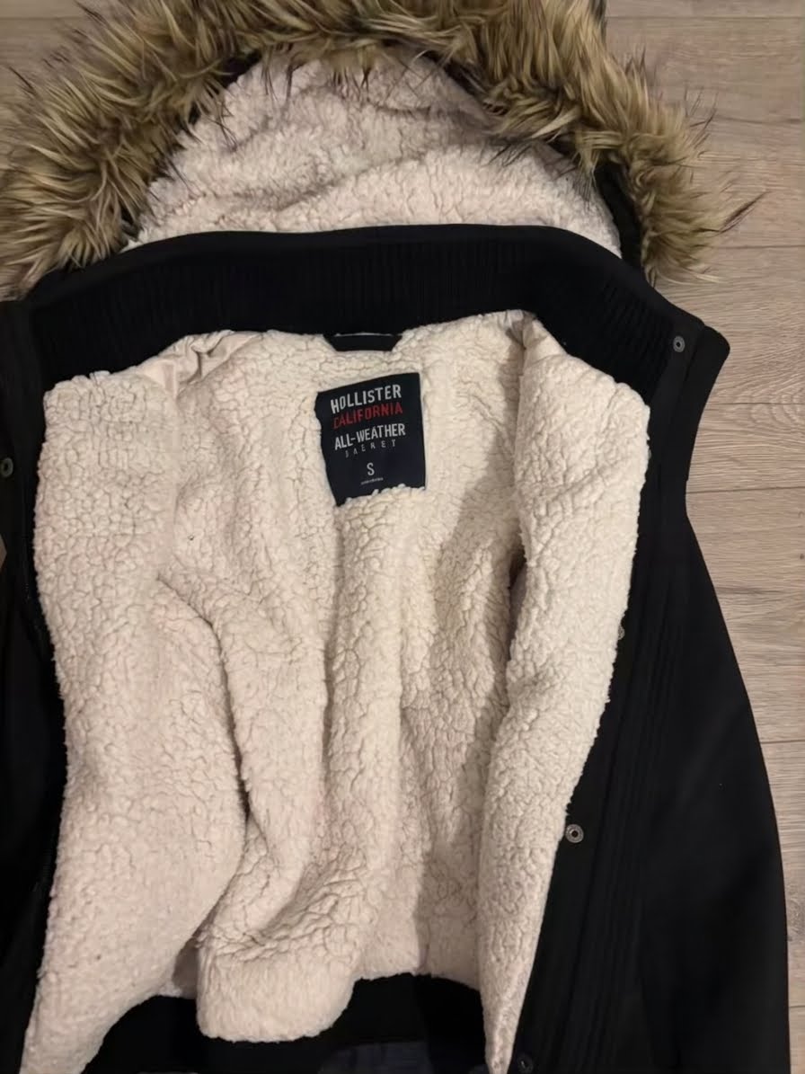 Vintage Hollister Black Faux Fur Hood Jacket (Seagull Logo) – Size S